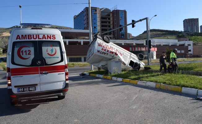 Kırmızı ışıkta geçen otomobil, minibüse çarptı: 3 yaralı!