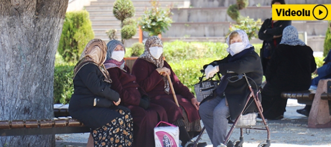 Yaşlılar dışarı çıktı, güneşli havanın keyfini çıkardı!