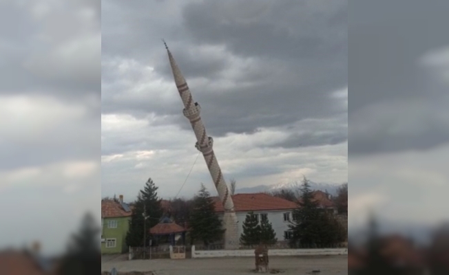 Malatya’da hasarlı caminin minaresi kontrollü yıkıldı