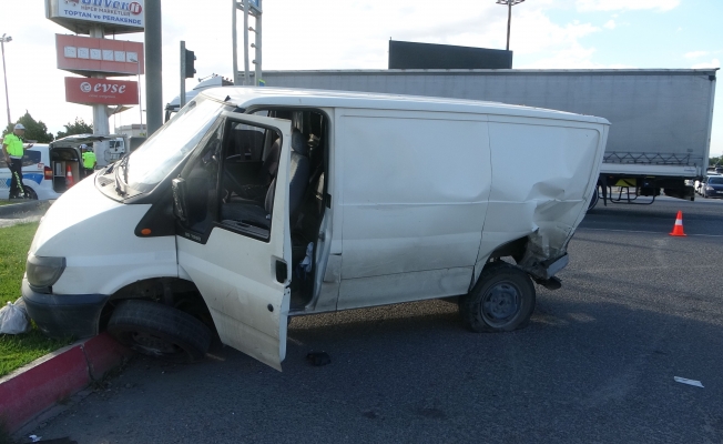 Hafif ticari araçla çarpışan minibüs refüje çıktı: 2 yaralı