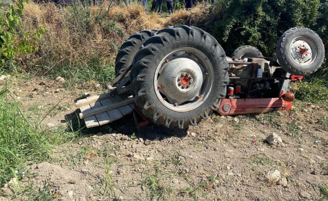 Kontrolden çıkan traktör devrildi: 4 yaralı