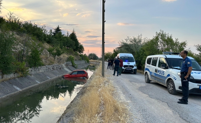 Yol verme kavgası! Araç kanala uçtu!