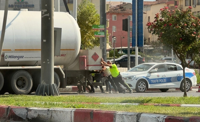 Yolda kalan yakıt tankerini imdadına polis ekipleri yetişti