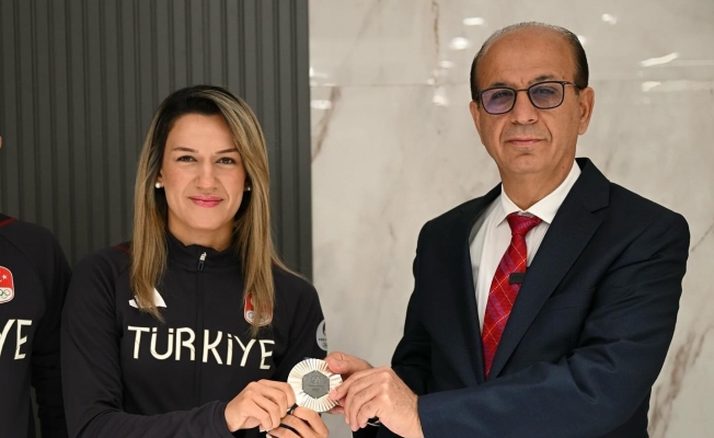 Başkan Geçit'ten milli sporcuya övgü