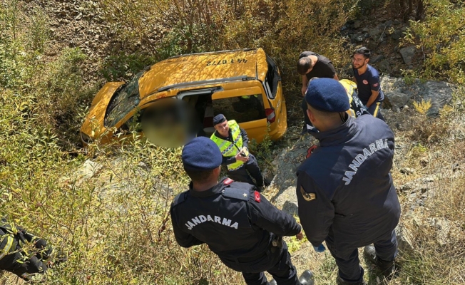 Hafif ticari araç şarampole yuvarlandı: 2 ölü