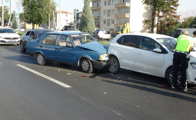 Kazaya karışan araç dağıldı: 1 yaralı