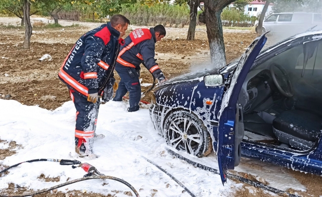 Park halindeki araç aniden alev aldı