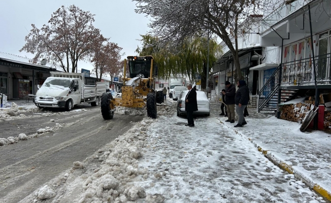 Arguvan’da karla mücadele devam ediyor