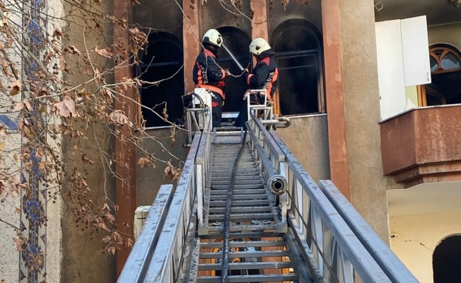 Hasarlı binada çıkan yangın söndürüldü