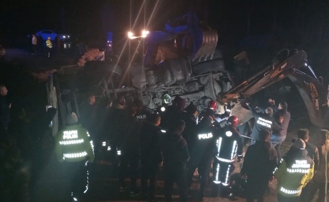 Korkunç kaza! Polisler TIR'ın altında kaldı! 1 polis şehit oldu!