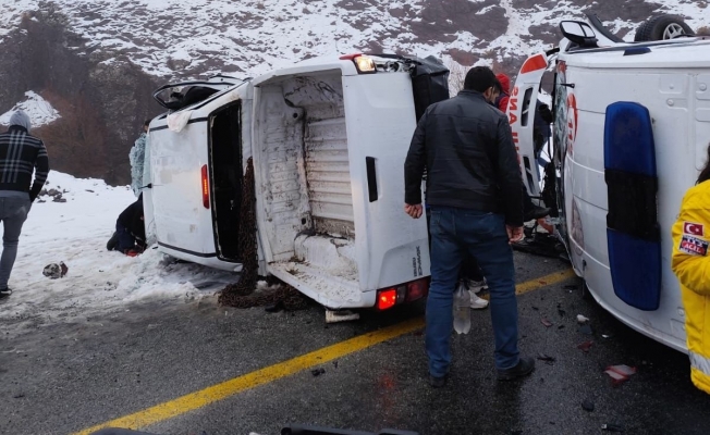 Ambulans ile pikap çarpıştı: 1’i ağır 5 yaralı