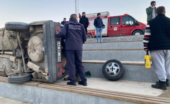 Malatya’da kontrolden çıkan araç devrildi