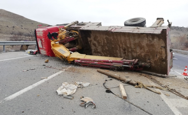 Malatya’da kontrolden çıkan vinç devrildi: 1 yaralı