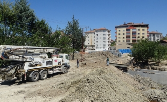 Menfez çalışmasında akıma kapılan genç yaralandı