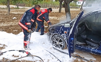 Park halindeki araç aniden alev aldı