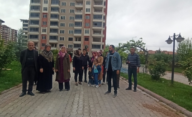 Site sakinleri ağır hasardan hafif hasara dönüşen evleri için tedirgin